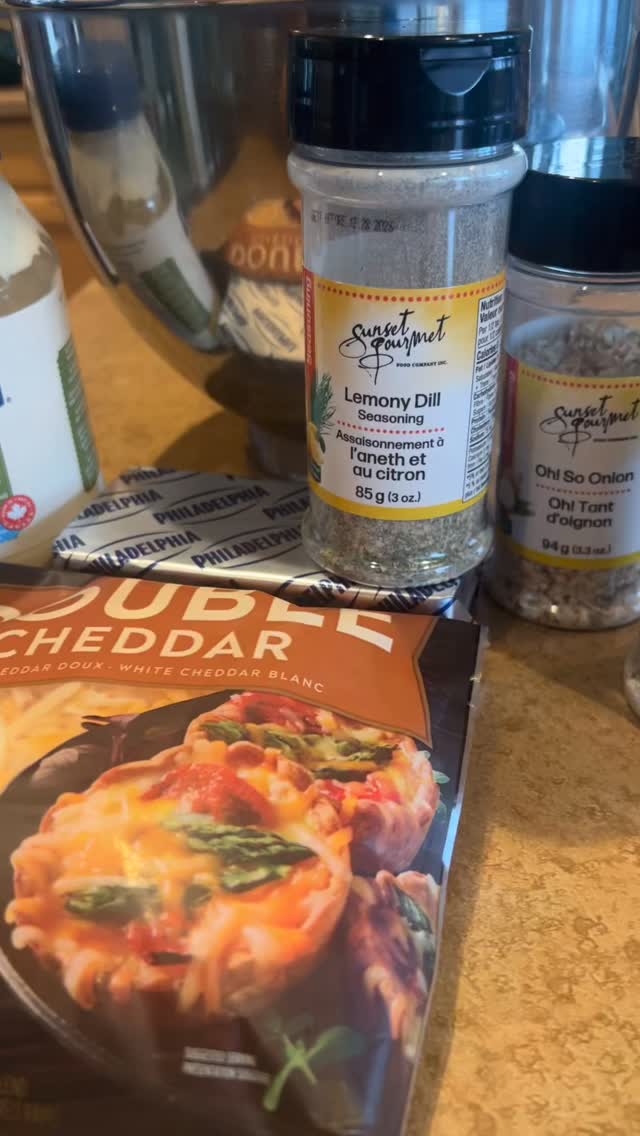 Our favourite Game Day snack 🏈 #cheesydip #football #hotstuff